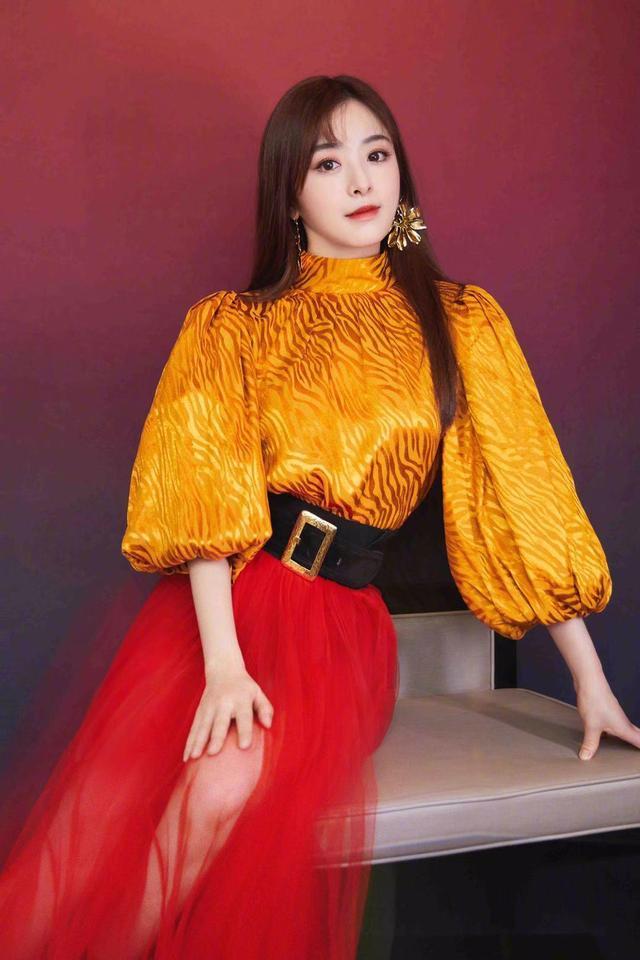 张含韵翻红后真会穿，泡泡袖配大红裙减龄又好