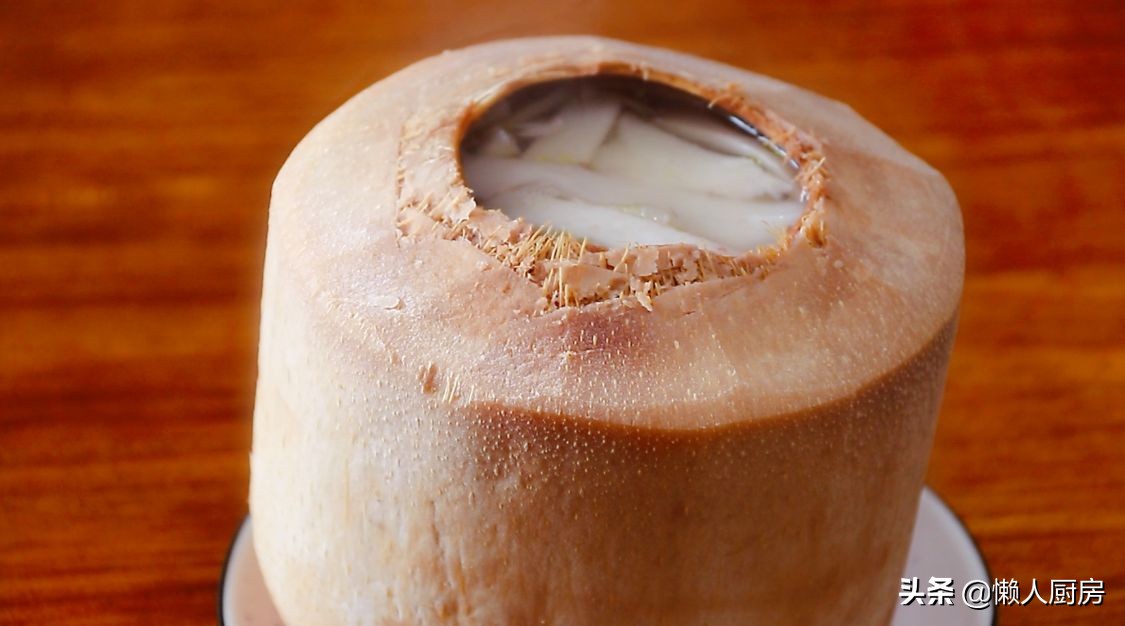 碰到這椰子別手軟，價格便宜，人人吃得起，塞進一隻雞，解饞