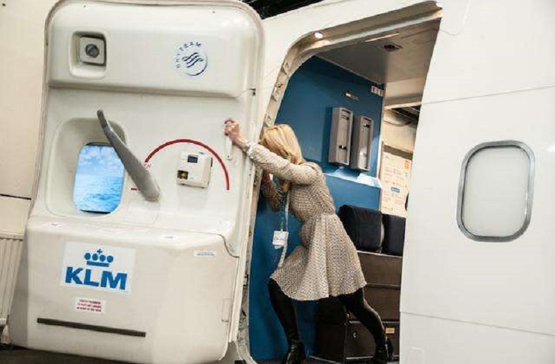 在空中遇到紧急情况，只能选择相信机组人员，