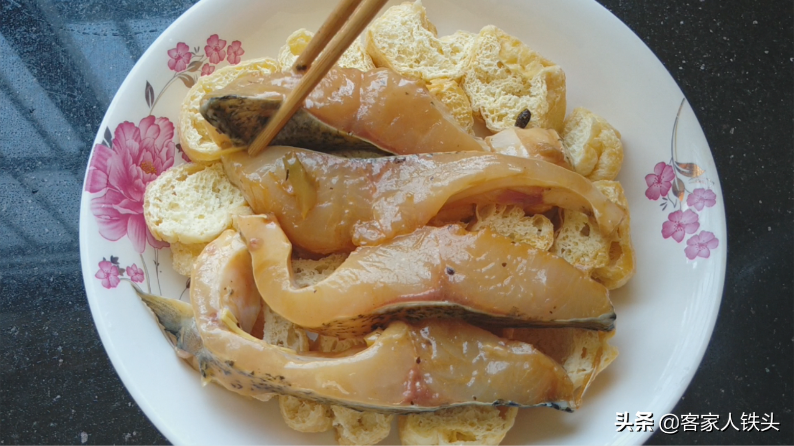 油豆腐加1块鱼腩，教你一个懒人又好吃做法，嫩滑味美没一点腥味