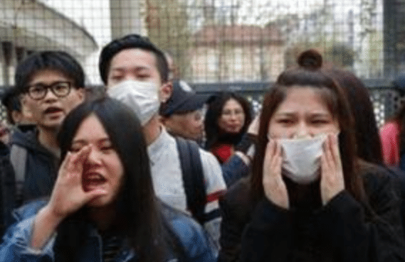 外籍华人回国被拒绝，高呼：你知道我身价多少