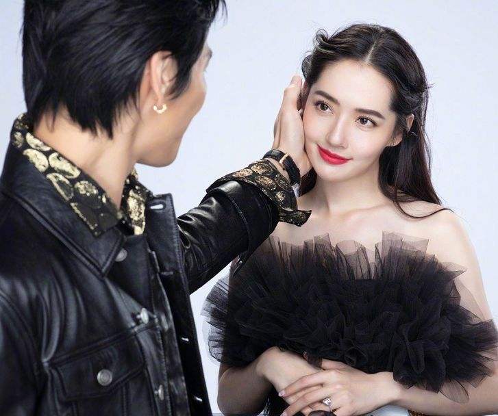 郭碧婷孕肚明显，向佐亲密搂腰现身街头，小两口背影太温馨了