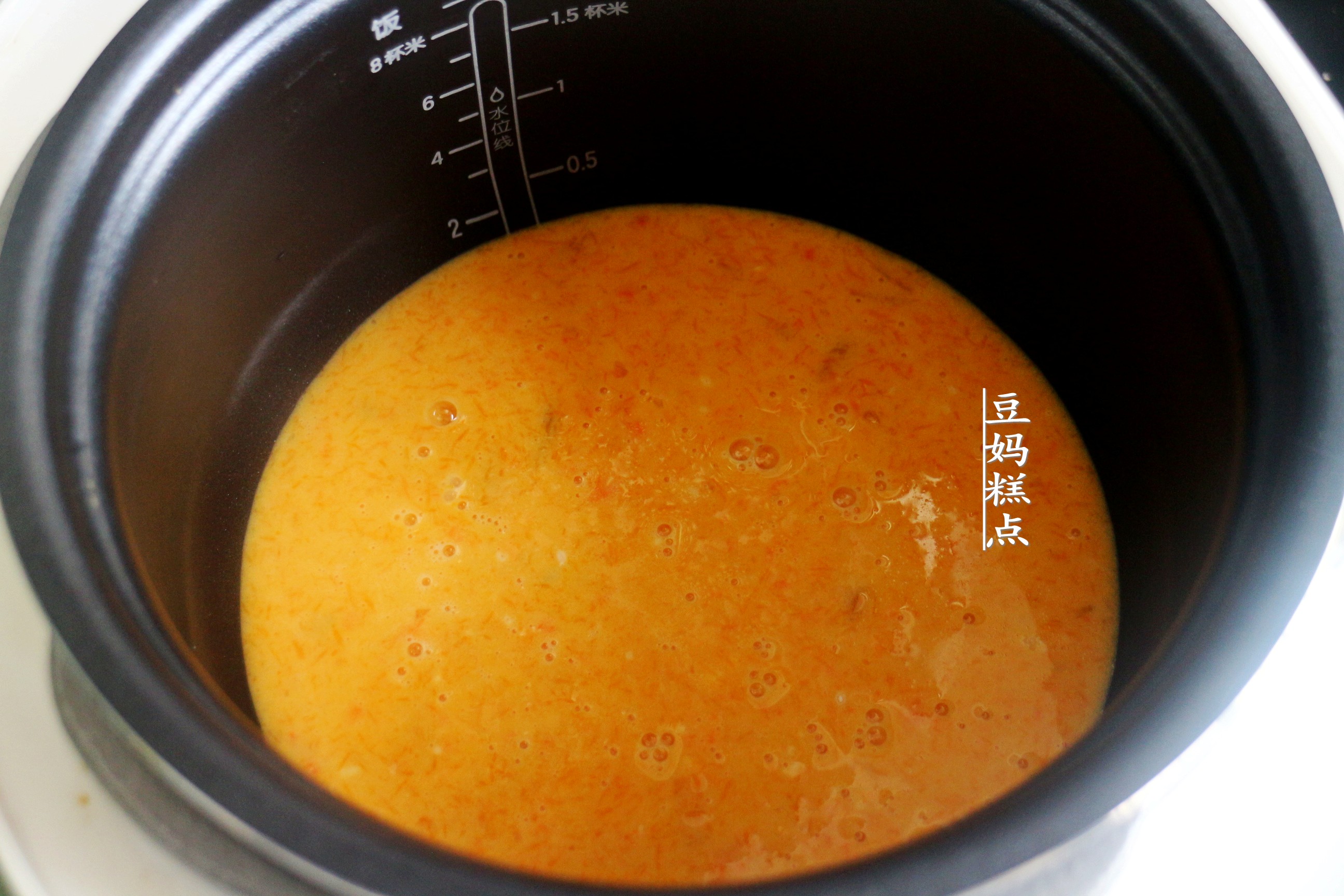 睡前5分鐘拌好麵糊即可，這款南瓜蛋糕，不用烤箱，口感柔嫩細膩