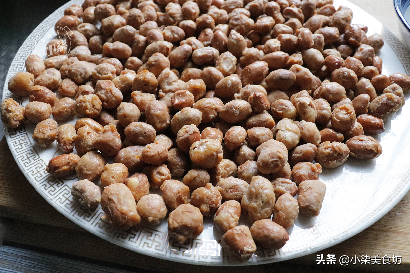 花生里打2個雞蛋，老式做法教會你，年夜飯吃著香，下酒必備