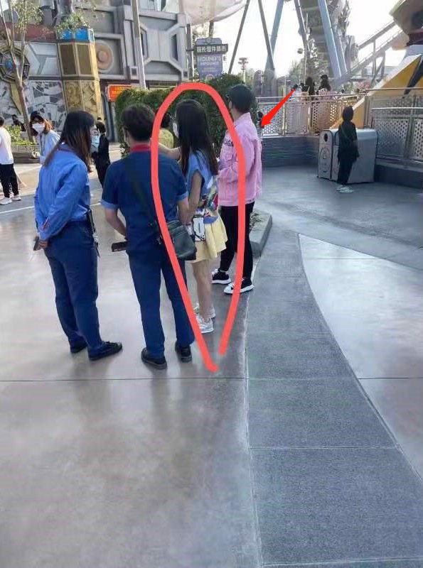 陈思诚佟丽娅离婚后首同框，两人带儿子游玩，表情冷漠没太多互动