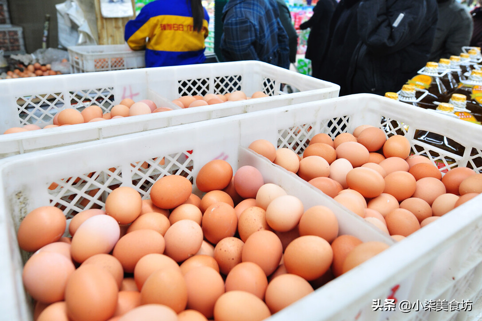 買雞蛋，挑紅皮的還是白皮的好？ 養雞大爺無意說漏嘴，別再買錯了