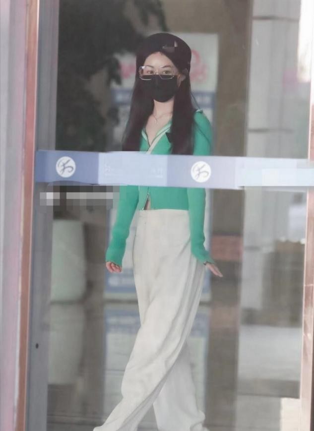 40岁谢娜疑生完二胎？衣着宽松难掩纤细身材，将和赵丽颖录节目