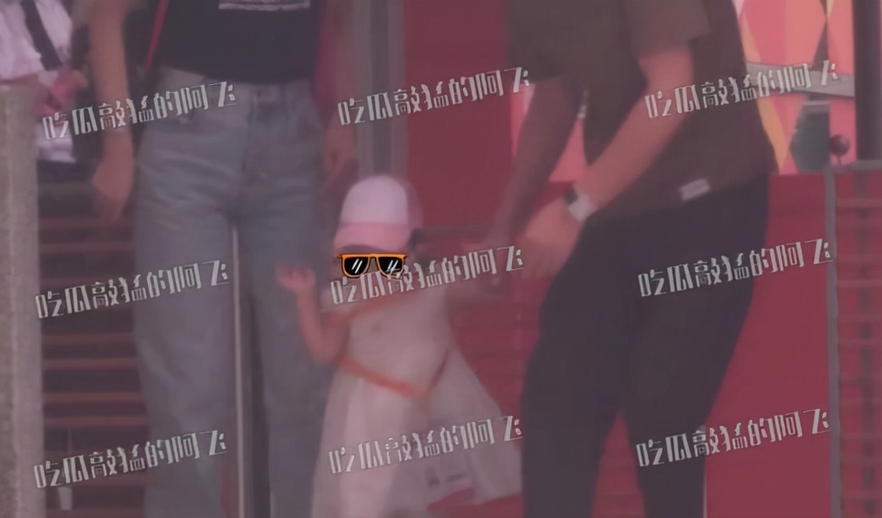 唐嫣与父亲现身接女儿，小小糖打扮粉嫩超呆萌，1岁多就上托儿所