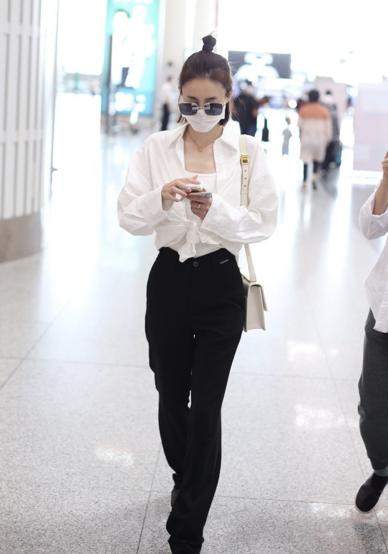 王丽坤真有一套，休闲装的都能“二八分”，但