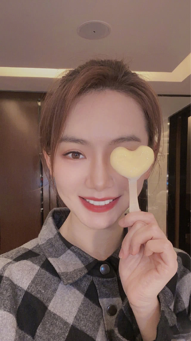 戚薇久违晒自拍美照，在线吃冰激凌表白粉丝，