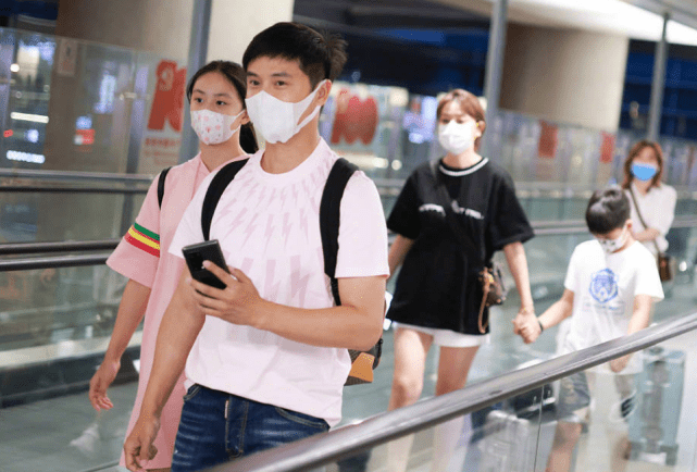 田亮一家在商场被偶遇，森碟个头高略微驼背，小亮仔爱吃糖豆