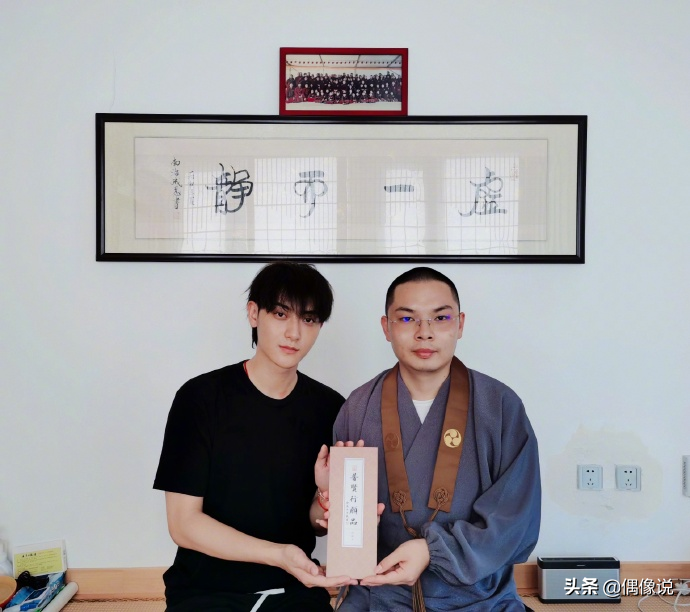 黄子韬父亲追悼会现场曝光！设置简陋，赵奕欢现身，亲属显崩溃