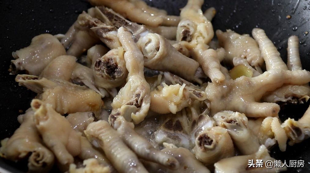 这是鸡爪的新做法，配上一点酸菜，开胃下饭，酥烂脱骨