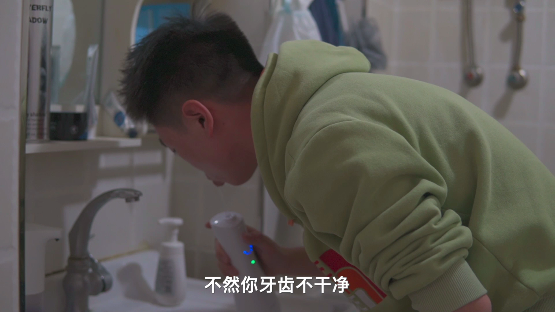 洁牙方式升级，英普利弹冲水流冲牙器五边形战士款上手轻体验