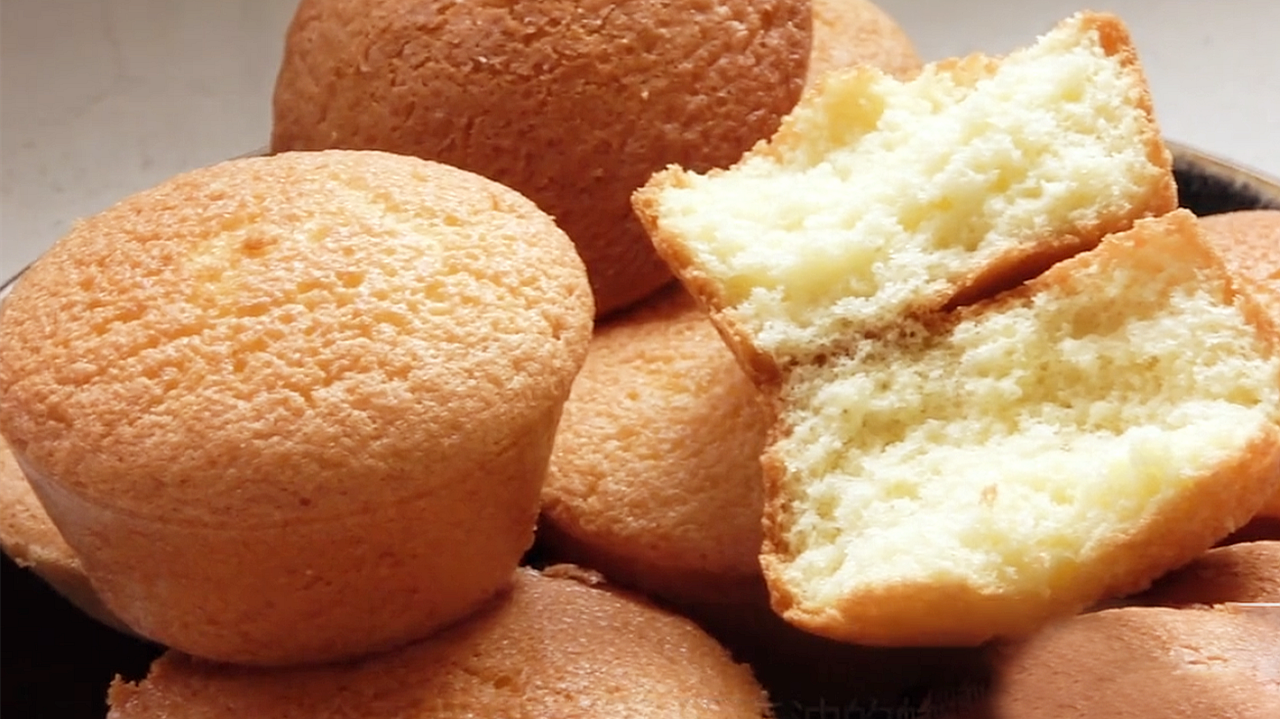 想吃小蛋糕不用買，4個雞蛋半碗麵粉，教你簡易做法，蓬鬆又香甜