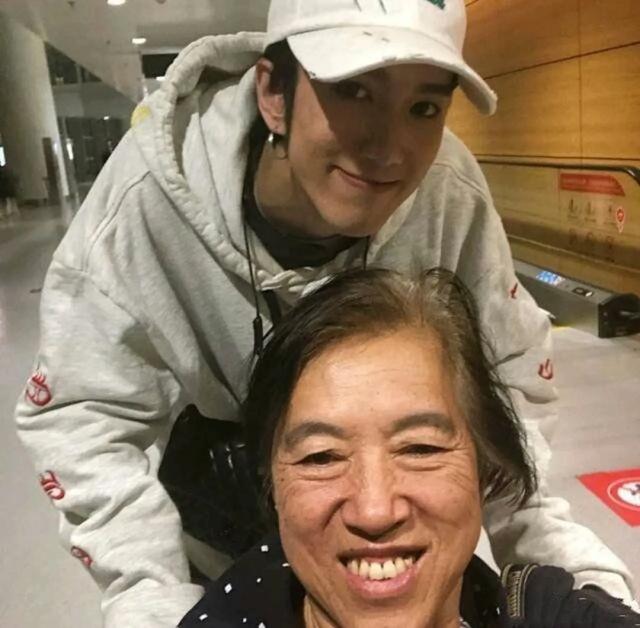 先天唇裂，从小被母亲抛弃，他却靠扮丑养活自己和奶奶 