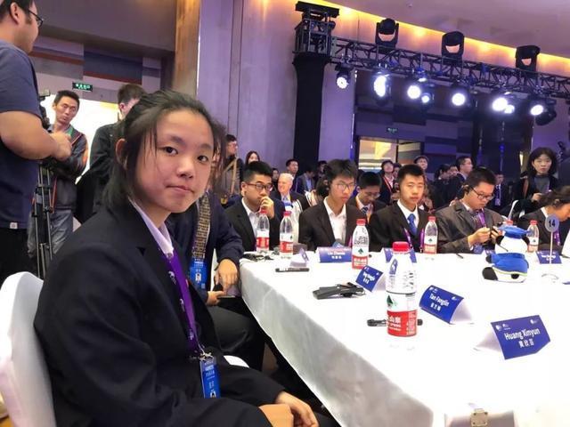 上海15岁女生，解世界难题，科学交流会坦言"追星"：别让我妈看到