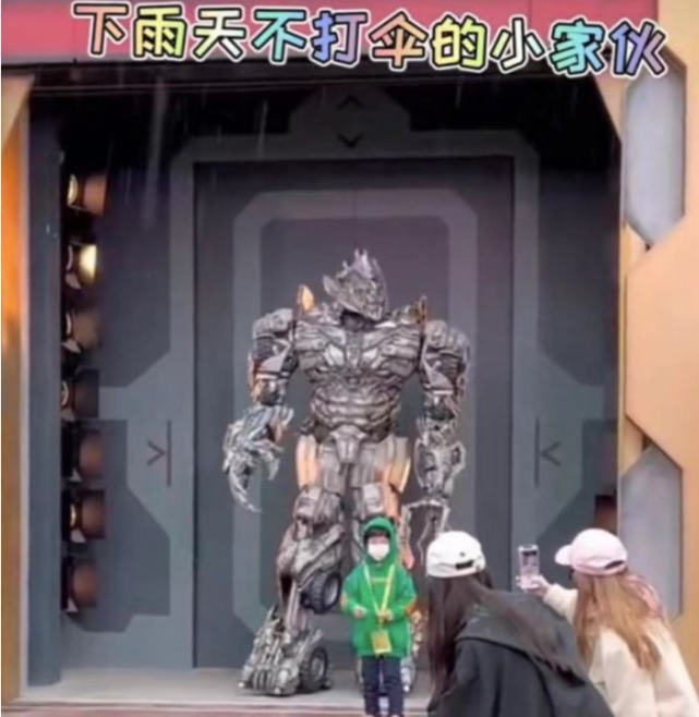 baby带儿子打卡环球影城，与威震天开心合影，母子雨中漫步超有爱