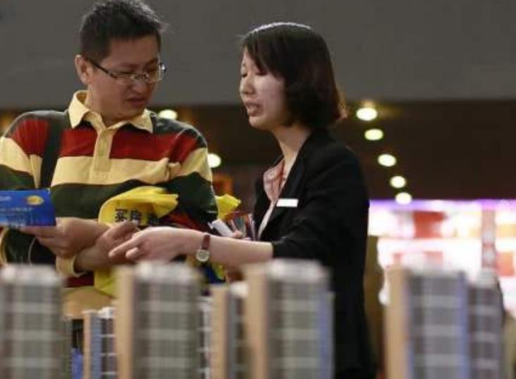 今年我国住房已明显过剩，可老百姓却没钱买？