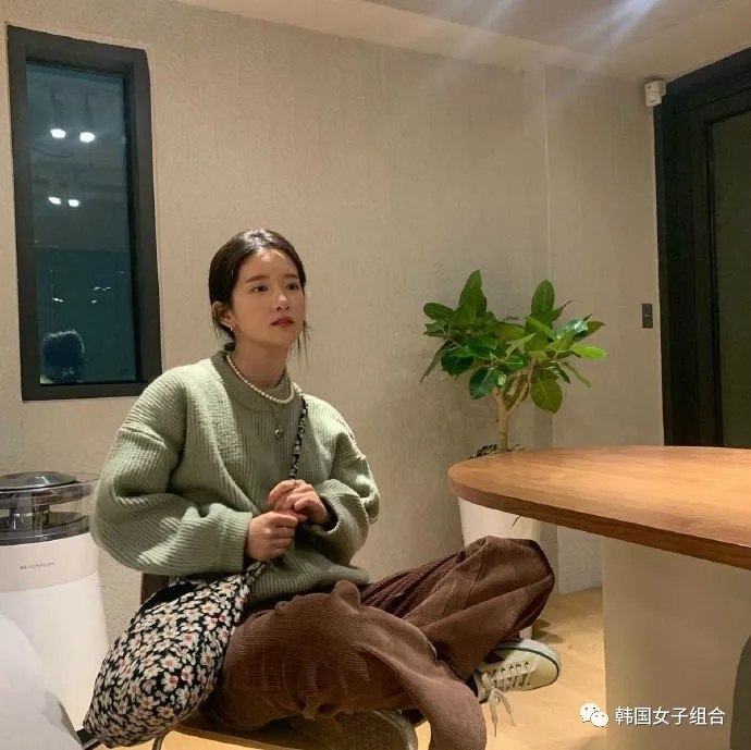干净简约中又带着一点小帅气,有着很棒私服风格的这位女团爱豆