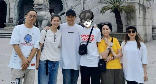 袁咏仪七一游普陀山为祖国祈福，魔童比妈妈高，一家三口太幸福