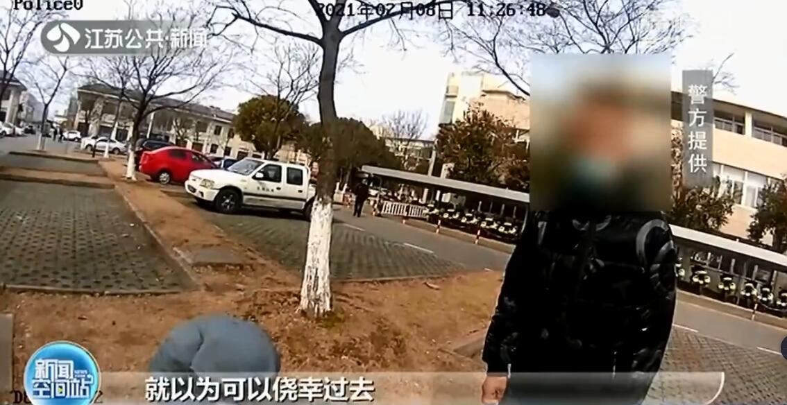 闯红灯上演&ldquo;空中飞人&rdquo;车坏人伤还担全责