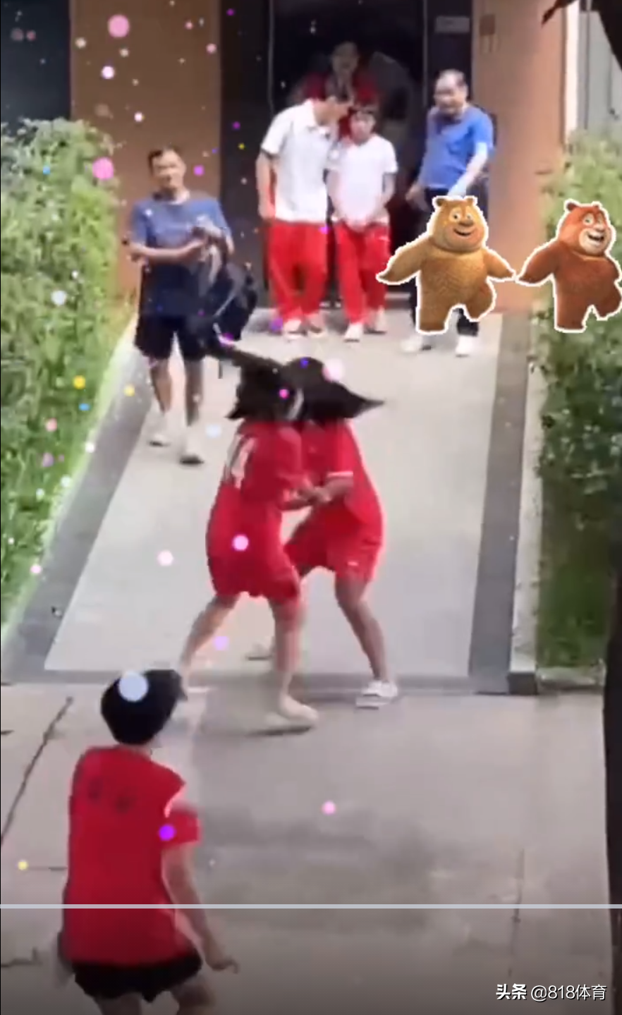 转角遇见偶像!全红婵回母校探亲,小迷妹突然看到红姐尖叫捂脸:哇!