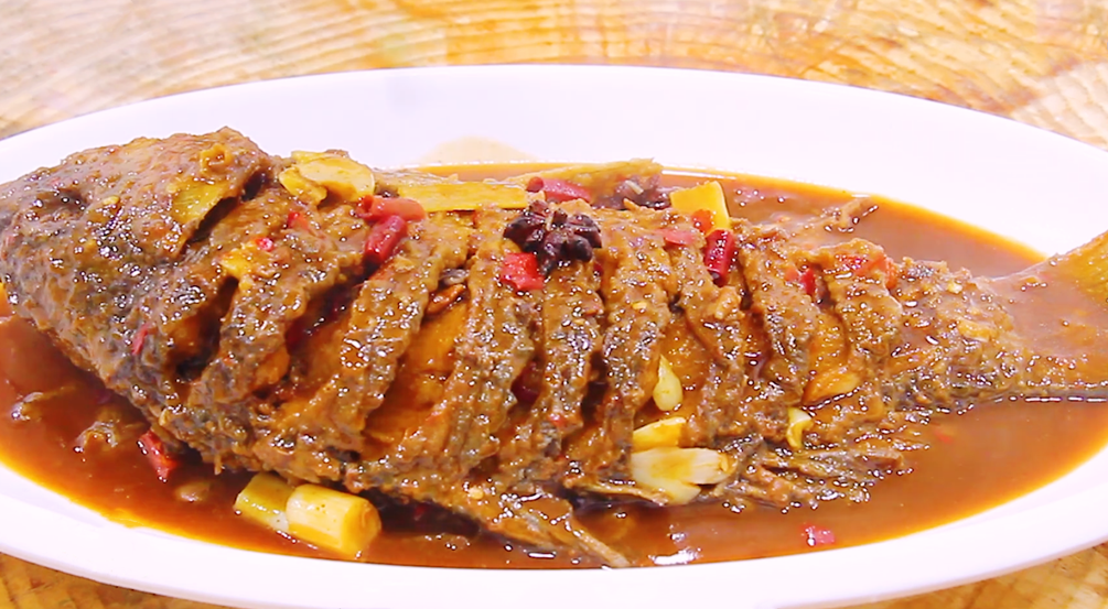 The home-cooked method of braised fish, the fish meat is fresh and tasty, it is greedy and eats again, and there is no soup left in the pot.