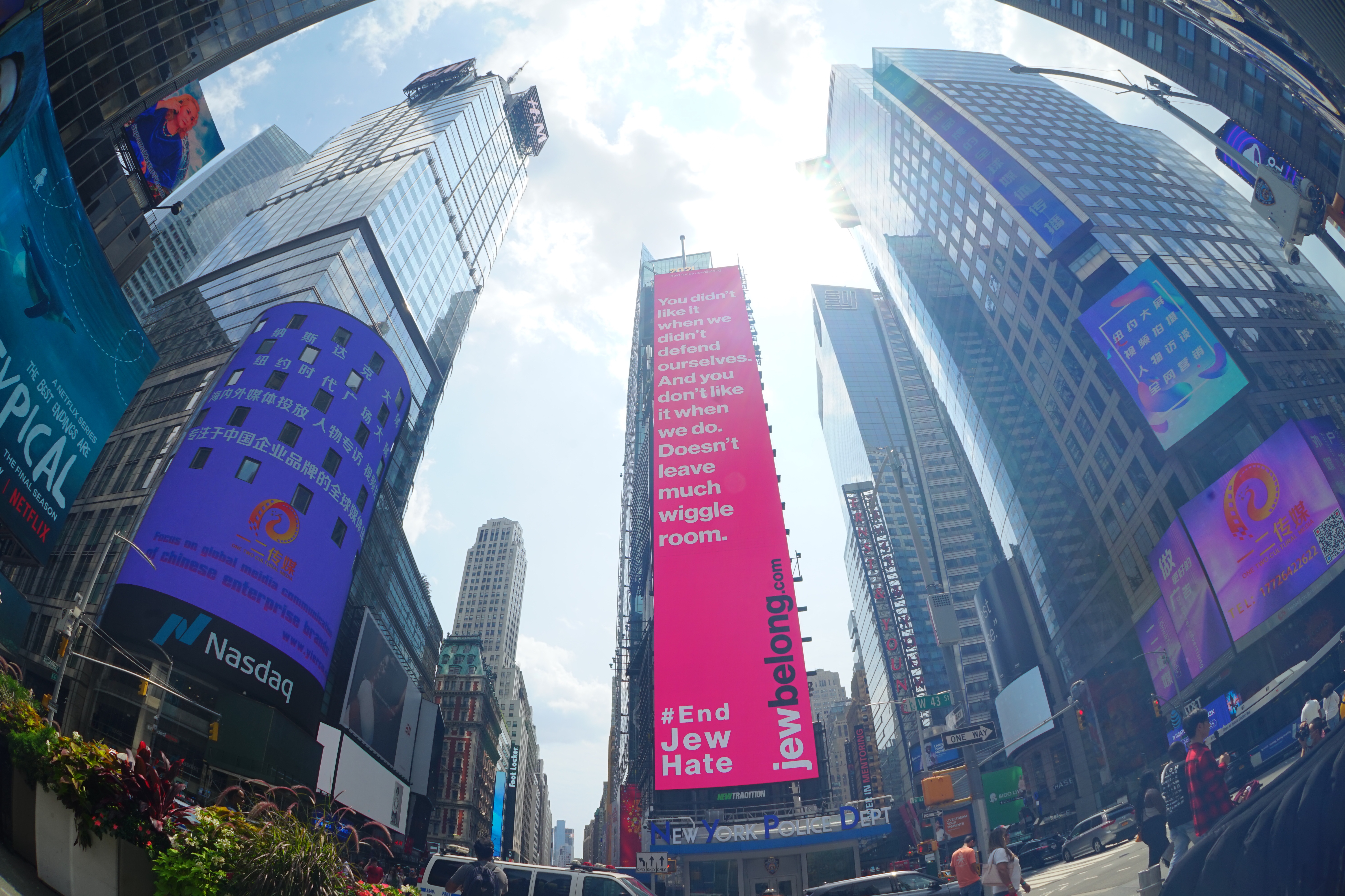 一二传媒荣登纽约时代广场纳斯达克大屏＋路透屏双屏滚播