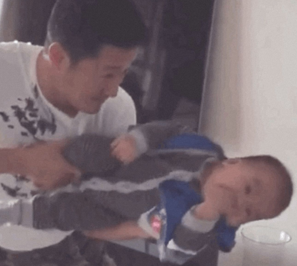 男明星带娃有多不靠谱？杜江将嗯哼当玩具，吴京差点摔掉儿子门牙