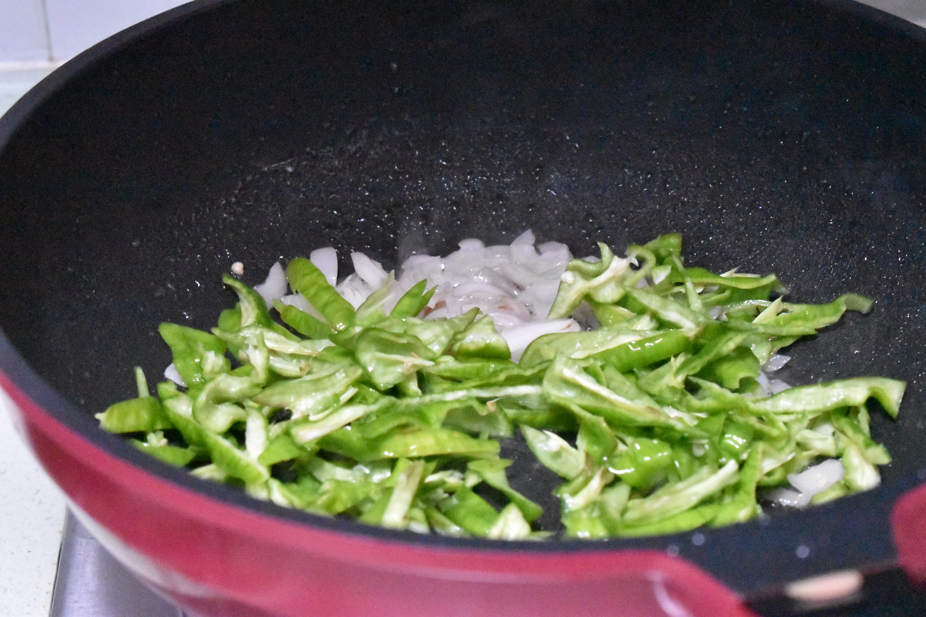 猪身上这肉柔韧又脆富含胶质，先卤后炒味道鲜香，美容下酒棒极了