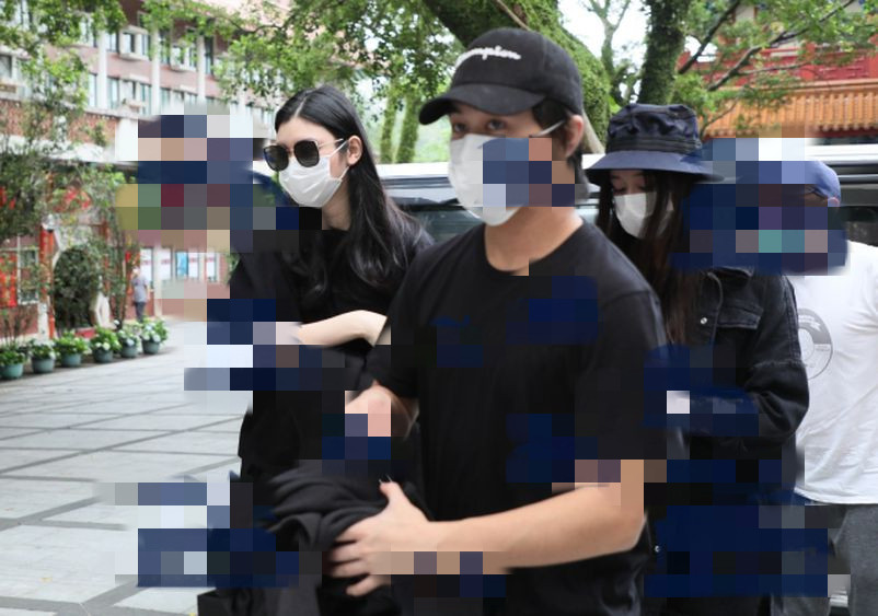 赌王去世头七家属请高僧做法事，四房集体现身