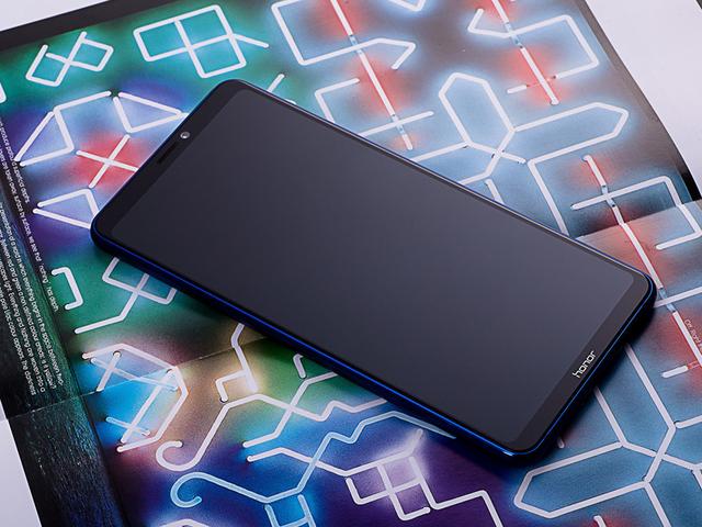 华为公司将要公布最新款手机，电池电量达到7000，称得上走动的移动电源
