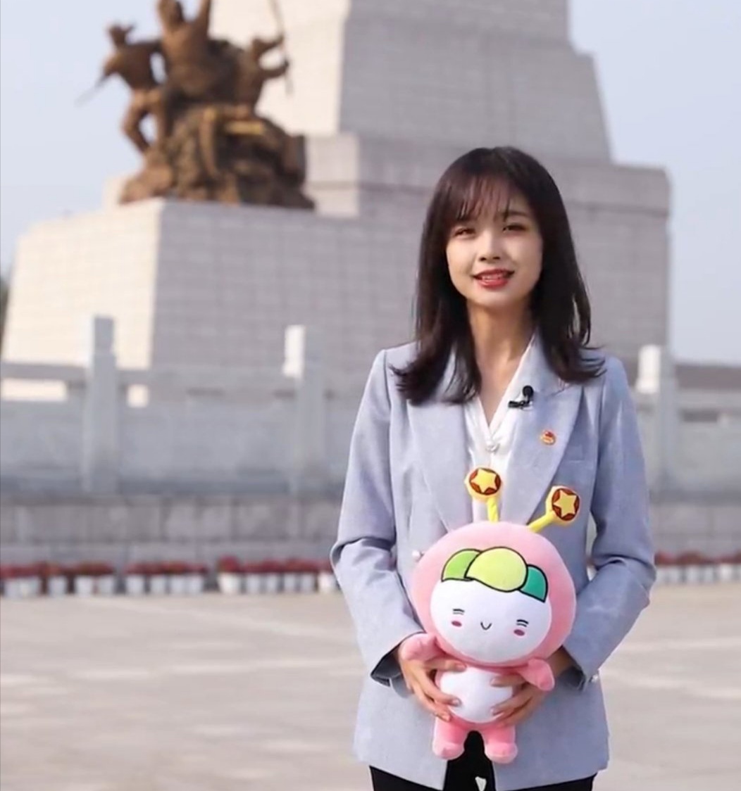 央视主持王冰冰火了，一天涨粉160万，如此软妹