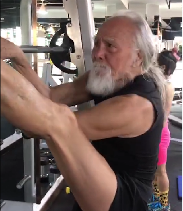 85岁王德顺健身，表情凶狠荷尔蒙旺盛，妻子时尚