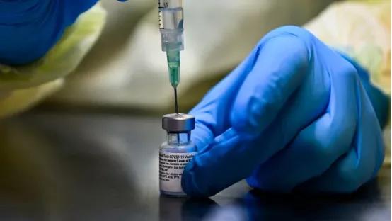 维州拨款千万澳币接留学生回澳，9人打完疫苗出现65种消极症状