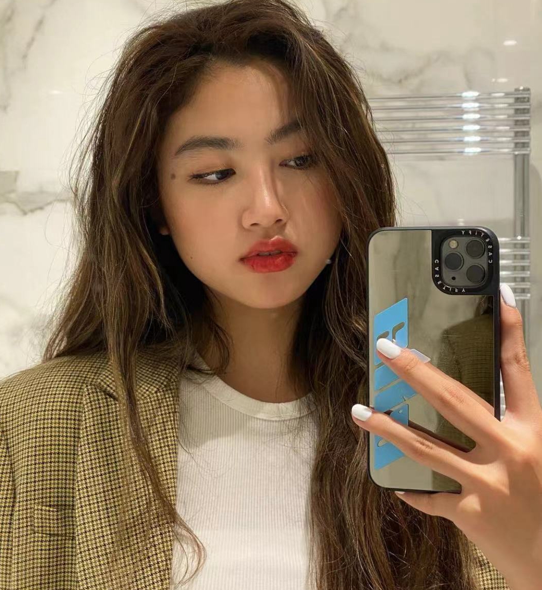 任达华16岁女儿褪去稚气，画大红唇晒女人味，慢慢从清纯变美艳