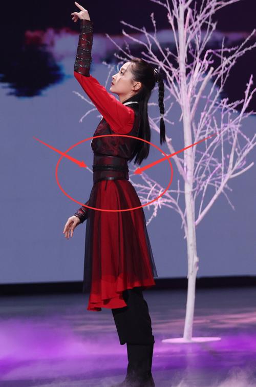 王牌6关晓彤cos赵丽颖“周翡”，同款造型，腰围