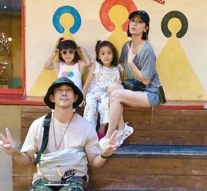 波妞圆嘟嘟萌脸超吸睛，有谁注意到身旁的姐姐？这双眼皮我慕了