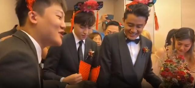 邓伦又当伴郎！穿帅气西装提礼物一路小跑，戴清宫头饰被伴娘捉弄