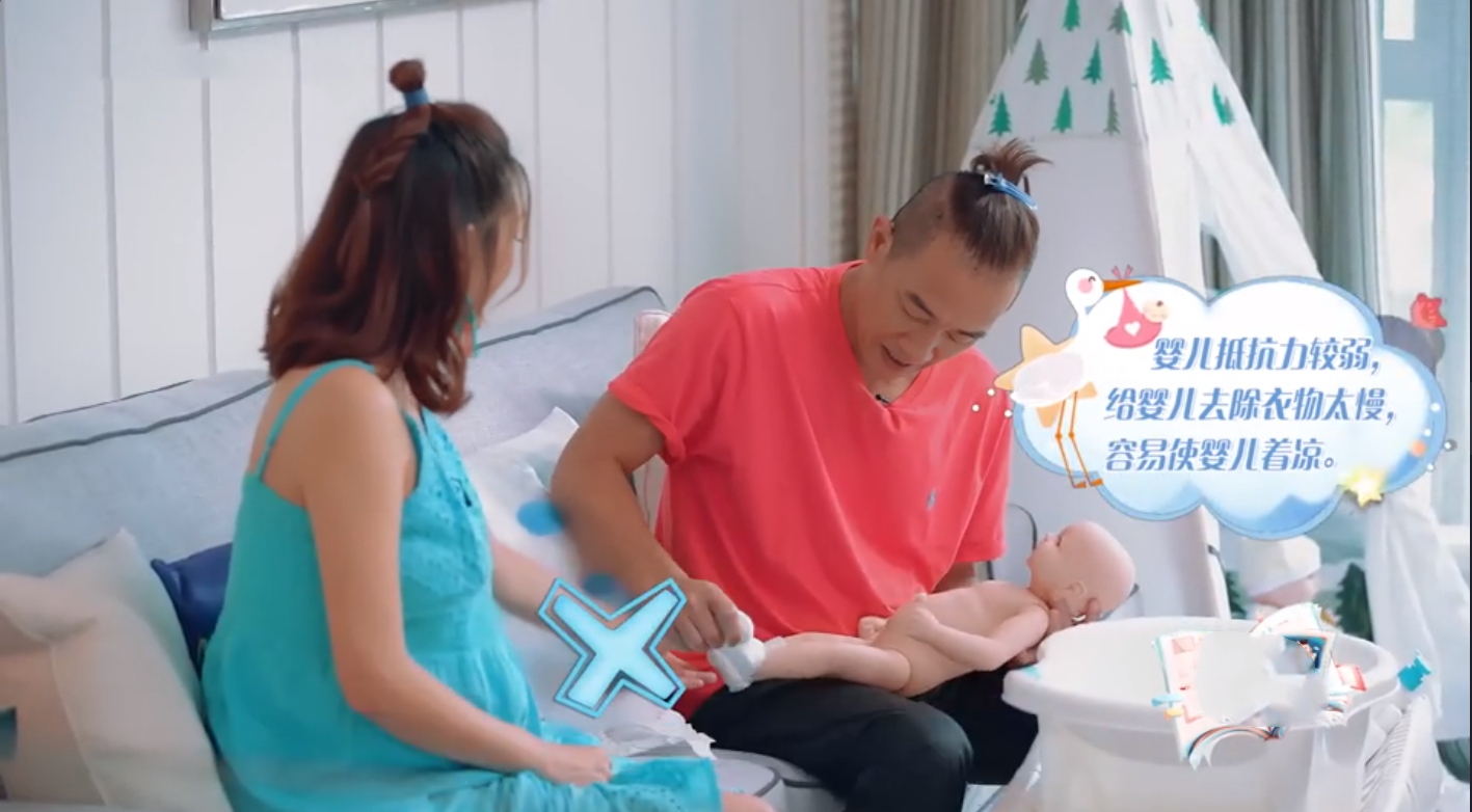 陳小春奶爸模擬考試，脫不下娃娃和尚服說別生了，應采兒說太遲了