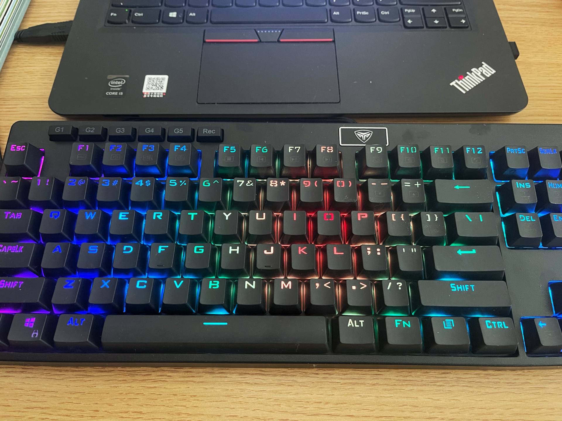 安静轻盈适合多场景使用超频三GI801黑曼巴红轴机械键盘评测