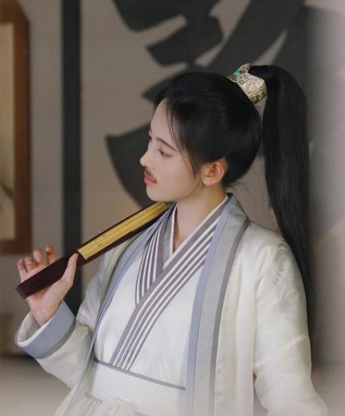 不是“粘個胡子”就是男的了，這幾位的女扮男裝才叫誠意滿滿