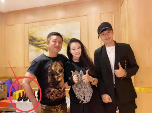 邹市明夫妇与黄晓明聚会，冉莹颖站C位开心出镜