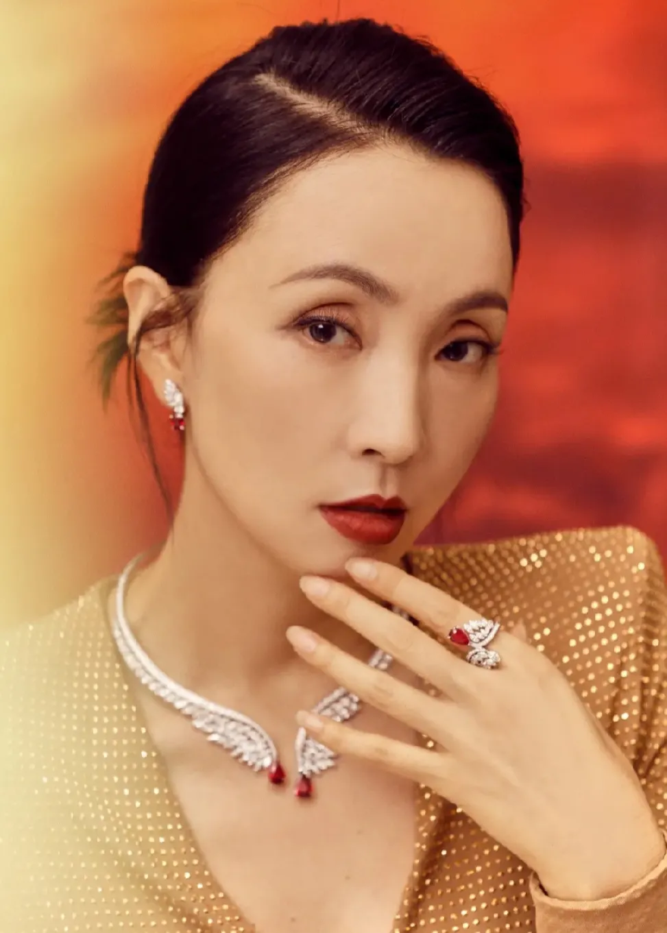 陶红穿连衣裙参加时尚派对,简直就像一条金色的“美人鱼”