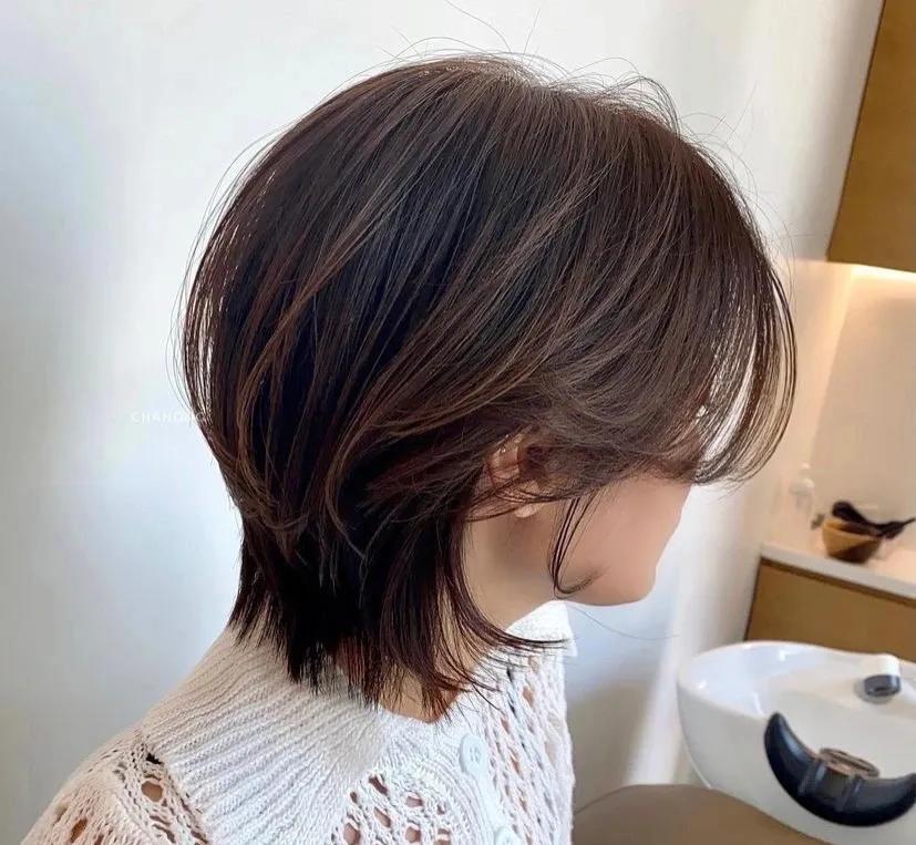 个性的小尾巴短发最大的特点就是发尾处的剪裁,搭配宝蓝色发色时尚感