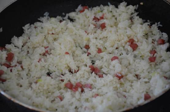 隔夜的剩米饭也能玩出新花样，做出来颜色鲜艳的炒饭，太香了