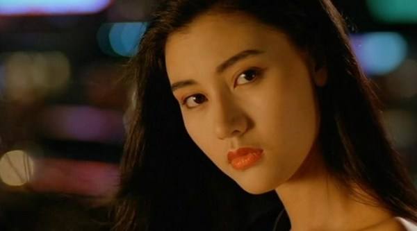 李嘉欣被儿子摸胸，引起网友一片争议，曾晒比基尼与儿子热吻