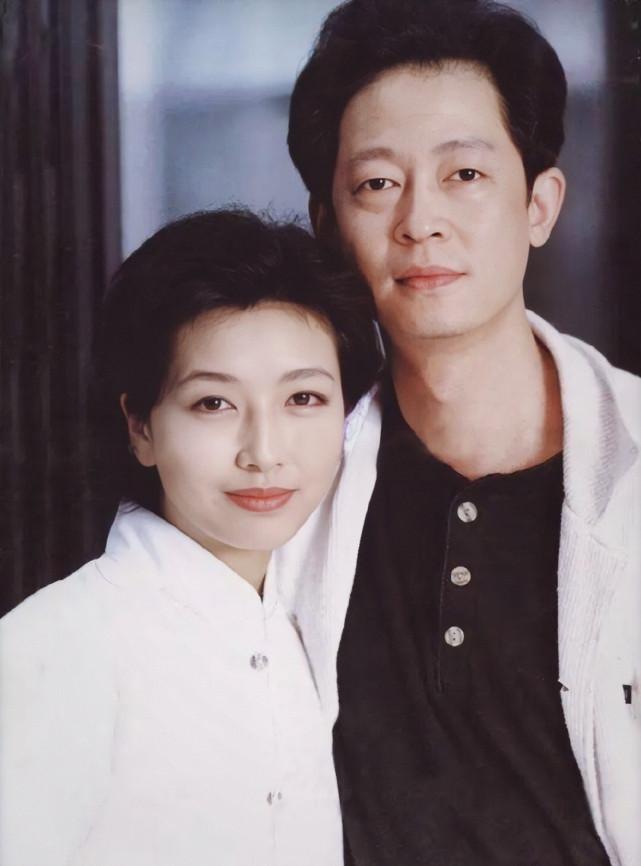 江珊：閃婚震驚一時，與靳東姐弟戀5年，如今54歲卻依舊美如少女