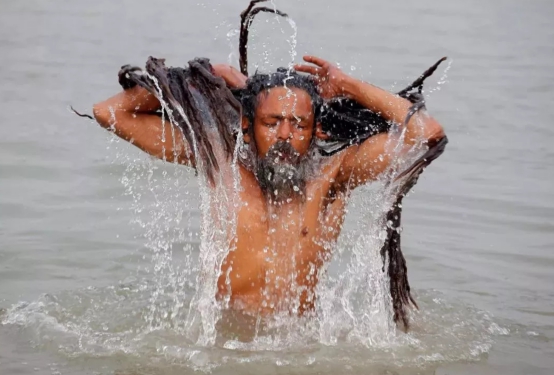 明明有自來水，印度人為何卻喝充滿垃圾的恒河水？